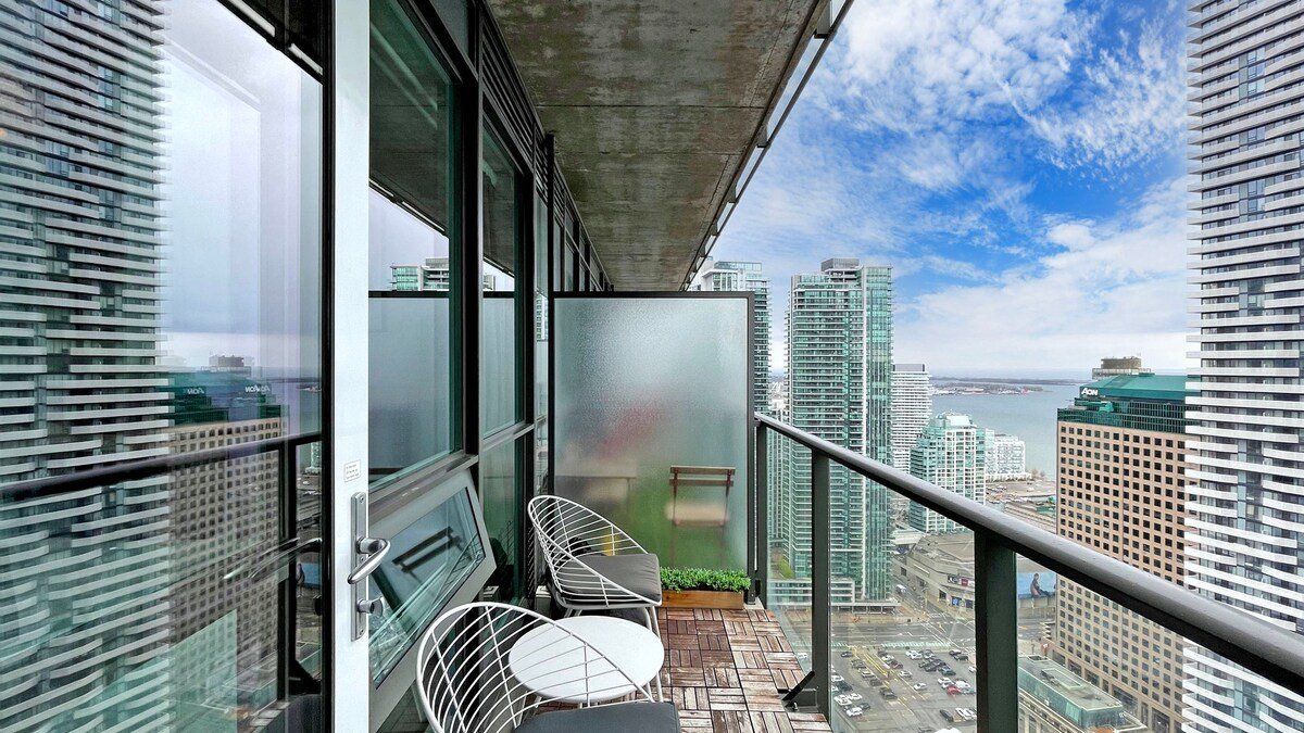 Stylish condo w/Beautiful city and lake view gallery image 3