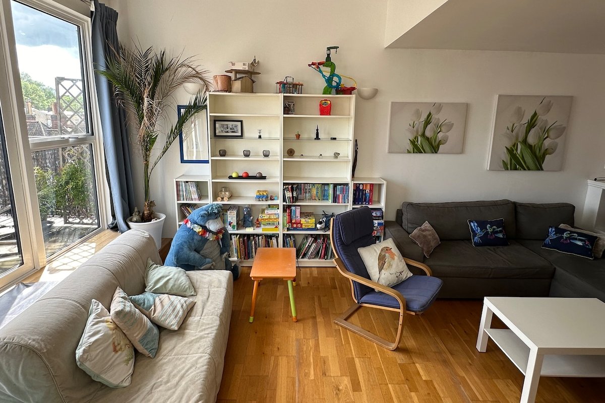 Huge 4 bedroom City Centre Penthouse + 2xParking gallery image 5