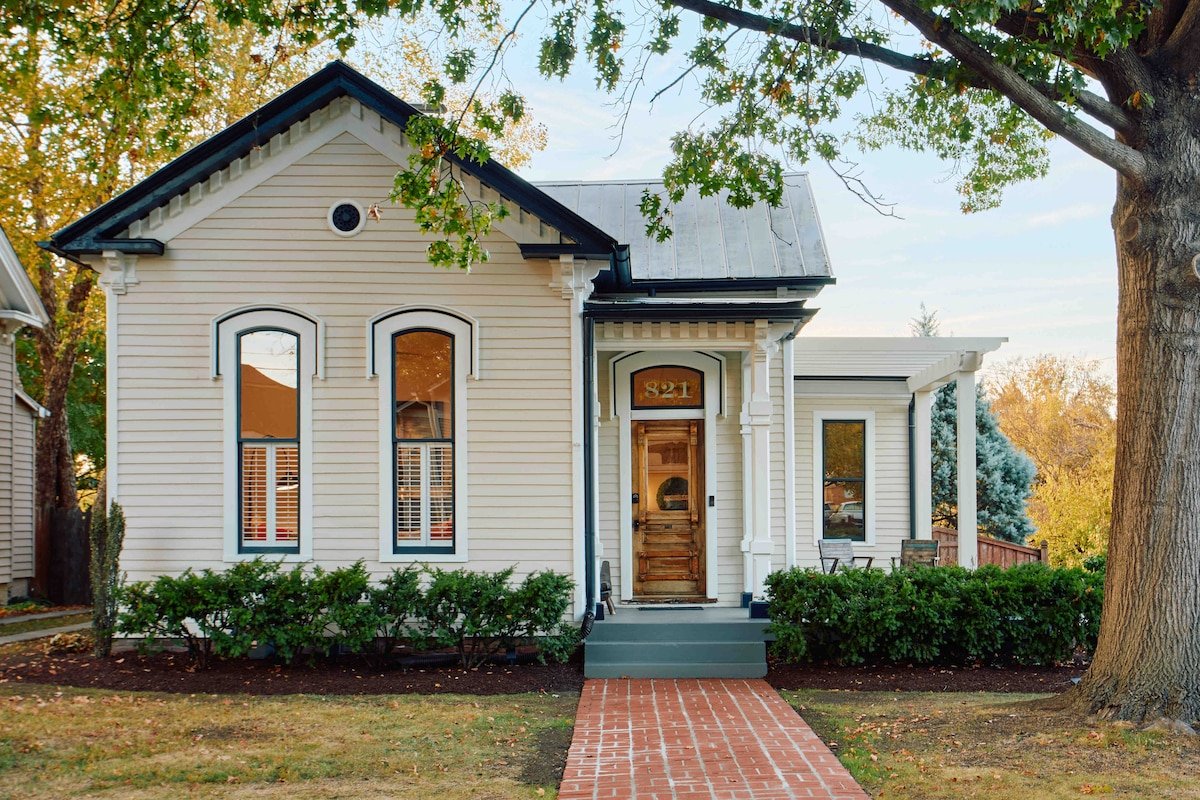 Premium location, Historic 2,000 sq ft Home gallery image 2