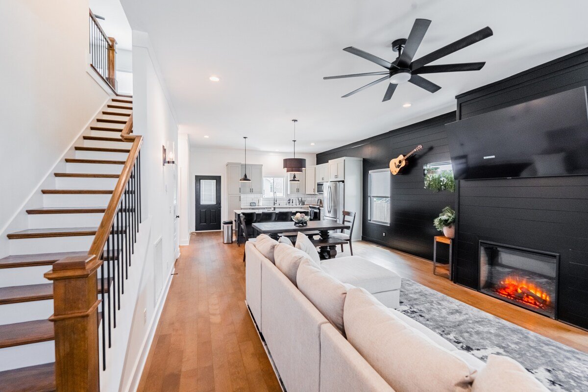 Entire Selfie House w Custom Bar gallery image 4