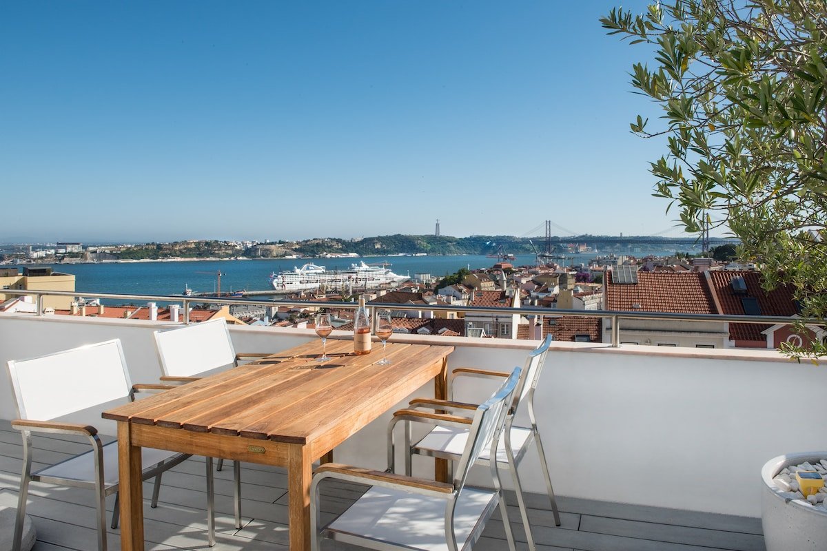 River view penthouse in Lisbon gallery image 2