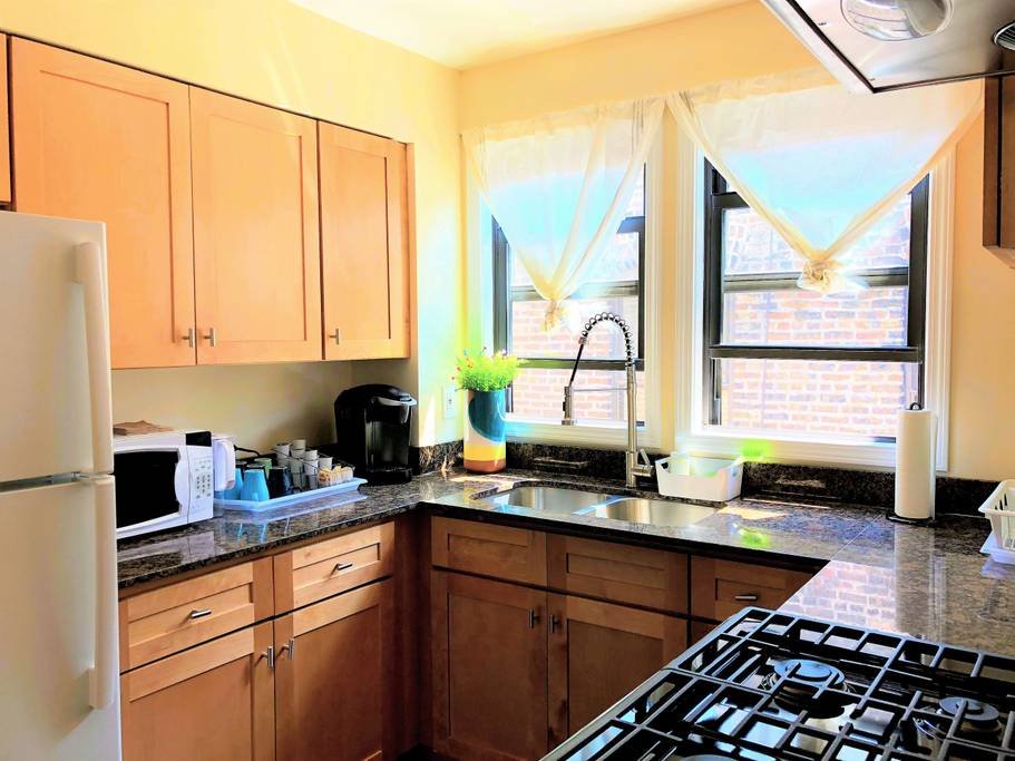 1 #31 – 4 Bedroom Condo – McCormick Place gallery image 4