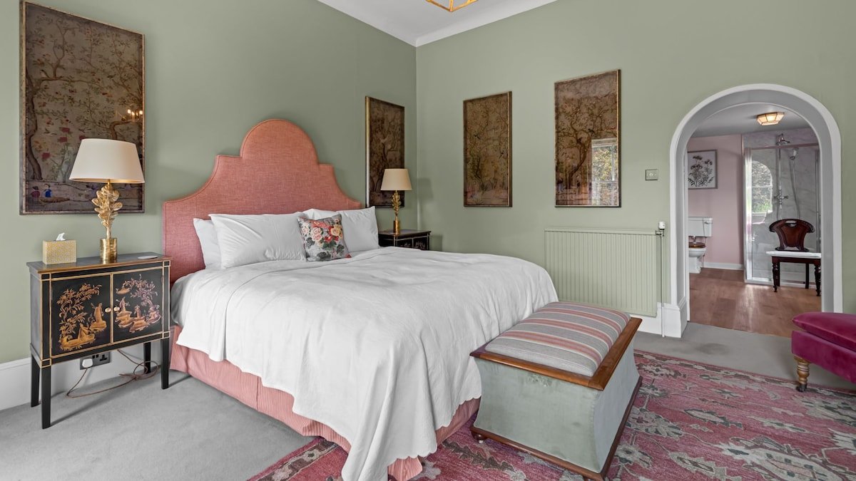 Spring House – Family getaway, near Cowley gallery image 3