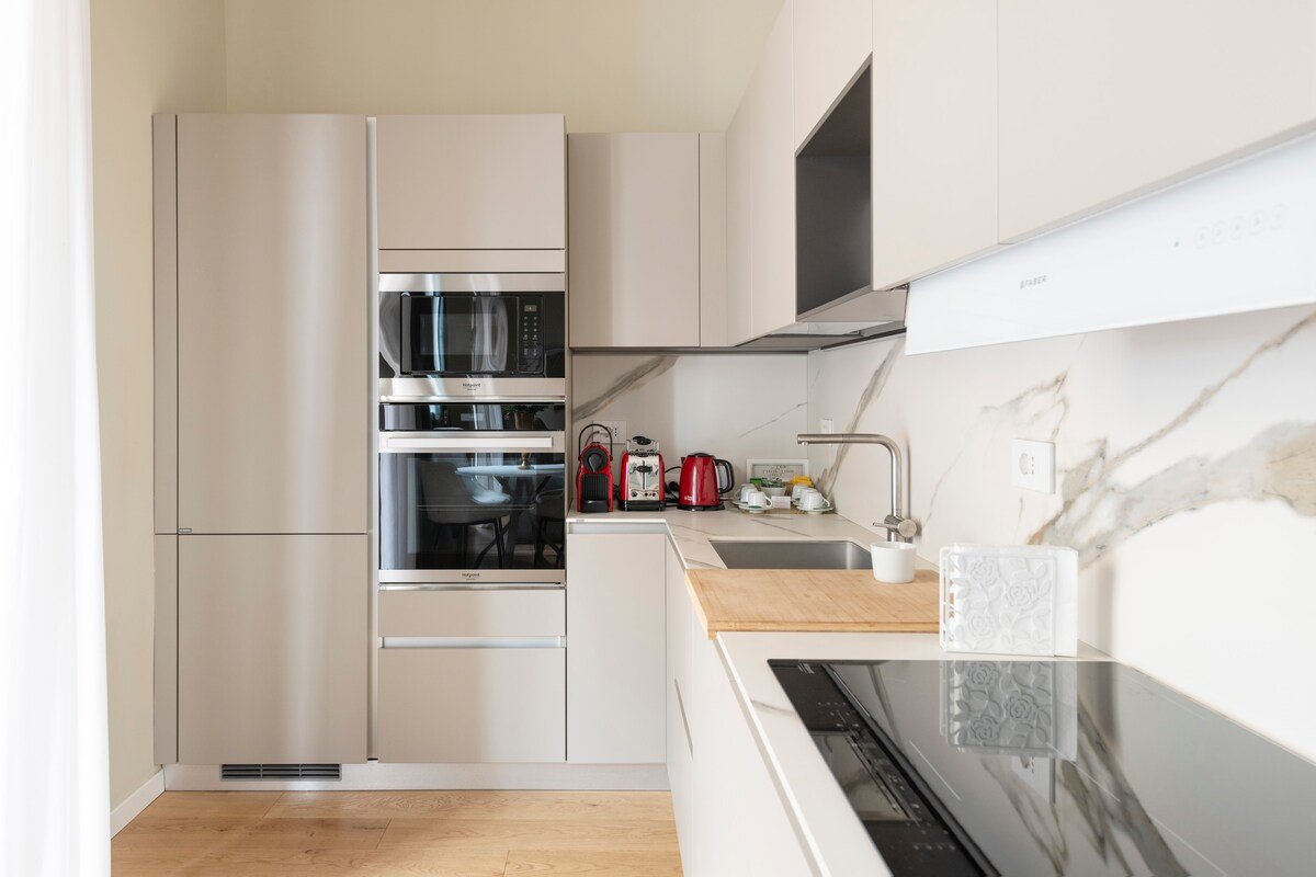 2 Bedroom Apartment with Terrace -Duomo – 6 Guests gallery image 5