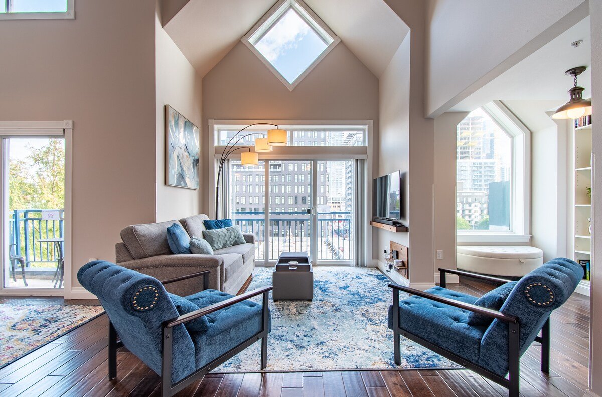 Gorgeous Open Penthouse in the Heart of Seattle! gallery image 3