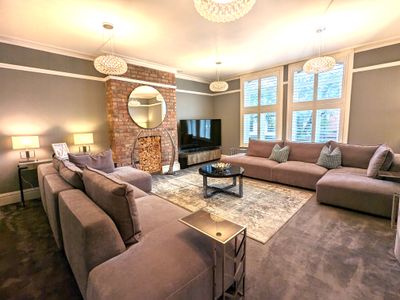 Luxury, Sleeps 6, Parking for 2 & 1 min to Metro