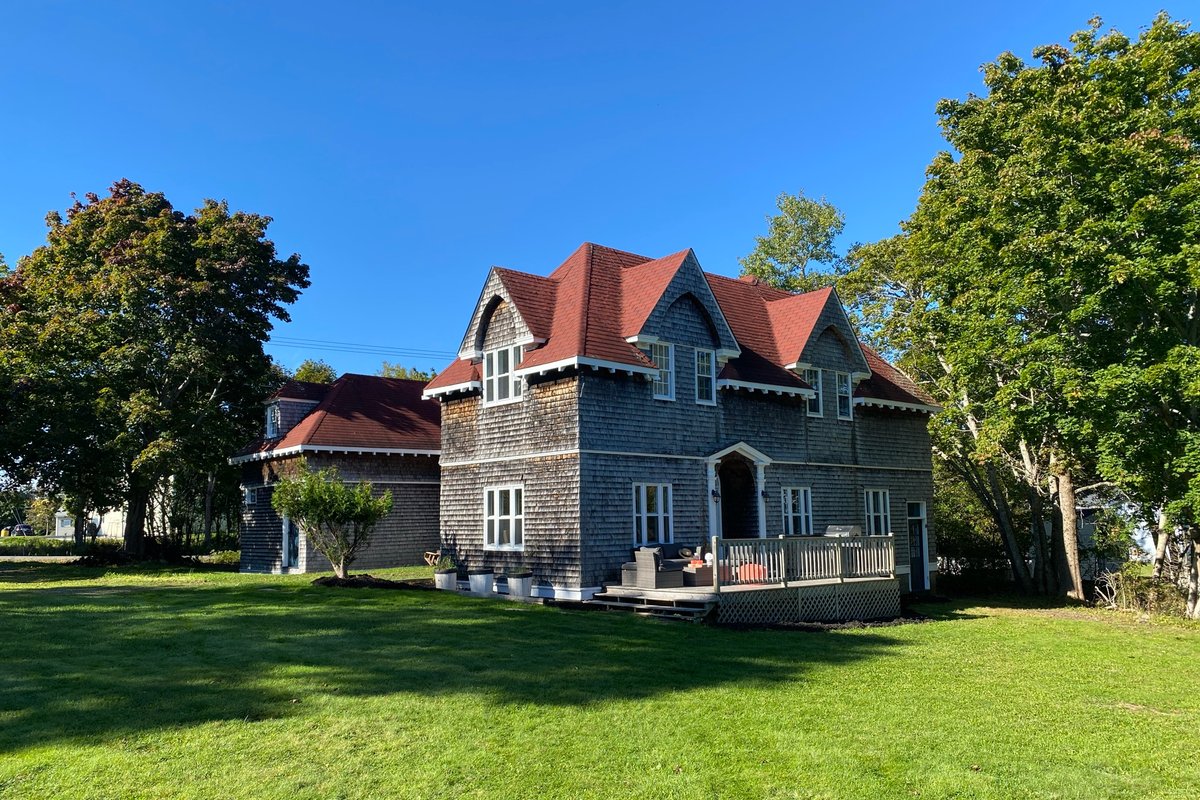 Historic Edwardian Carriage House Ample Parking