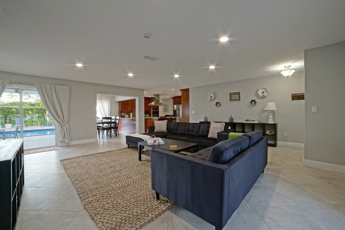 Renovated House w/ Heated Pool near the Downtown gallery image 3