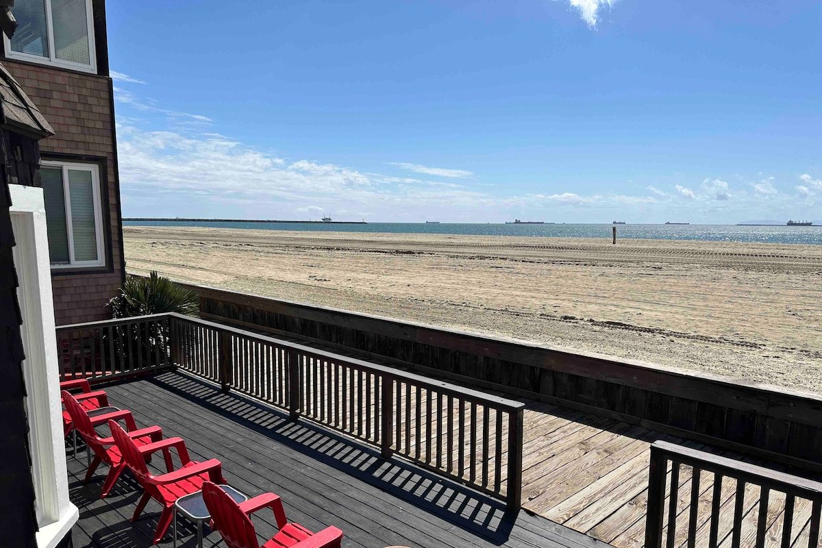 Beach Front Home gallery image 4