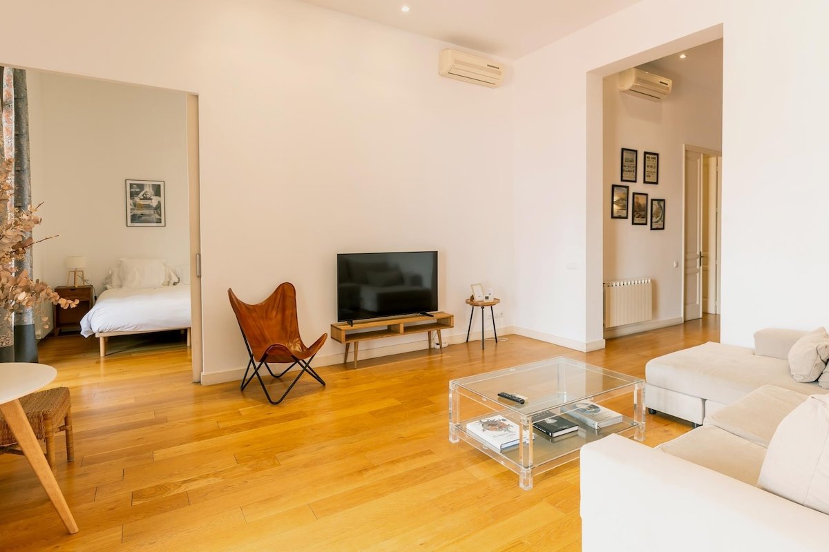 Designer’s three bedroom apartment with terrace gallery image 4