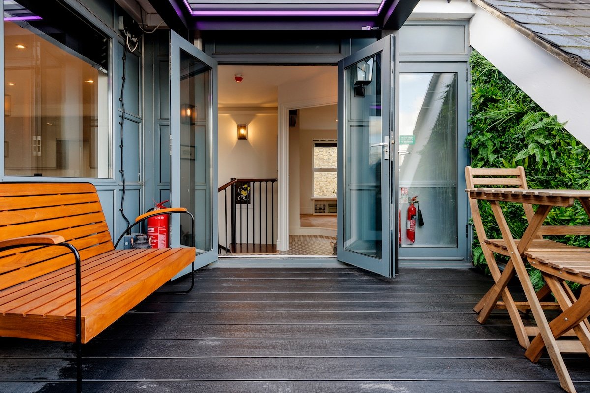 Penthouse. Liverpool St. Zone 1. Roof Terrace & AC gallery image 3