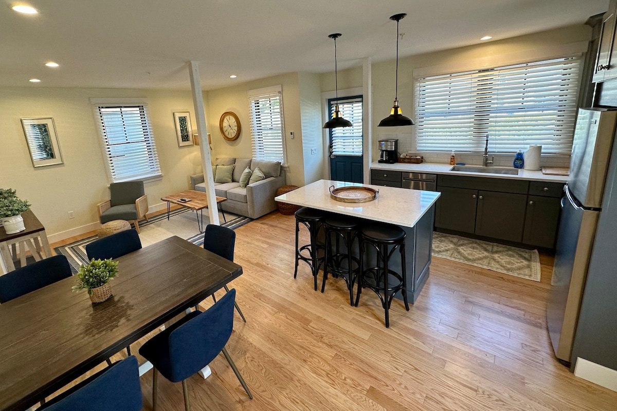 Stunning 2 Bed/ 1.5 Bath/ Apartment w/ Parking gallery image 3