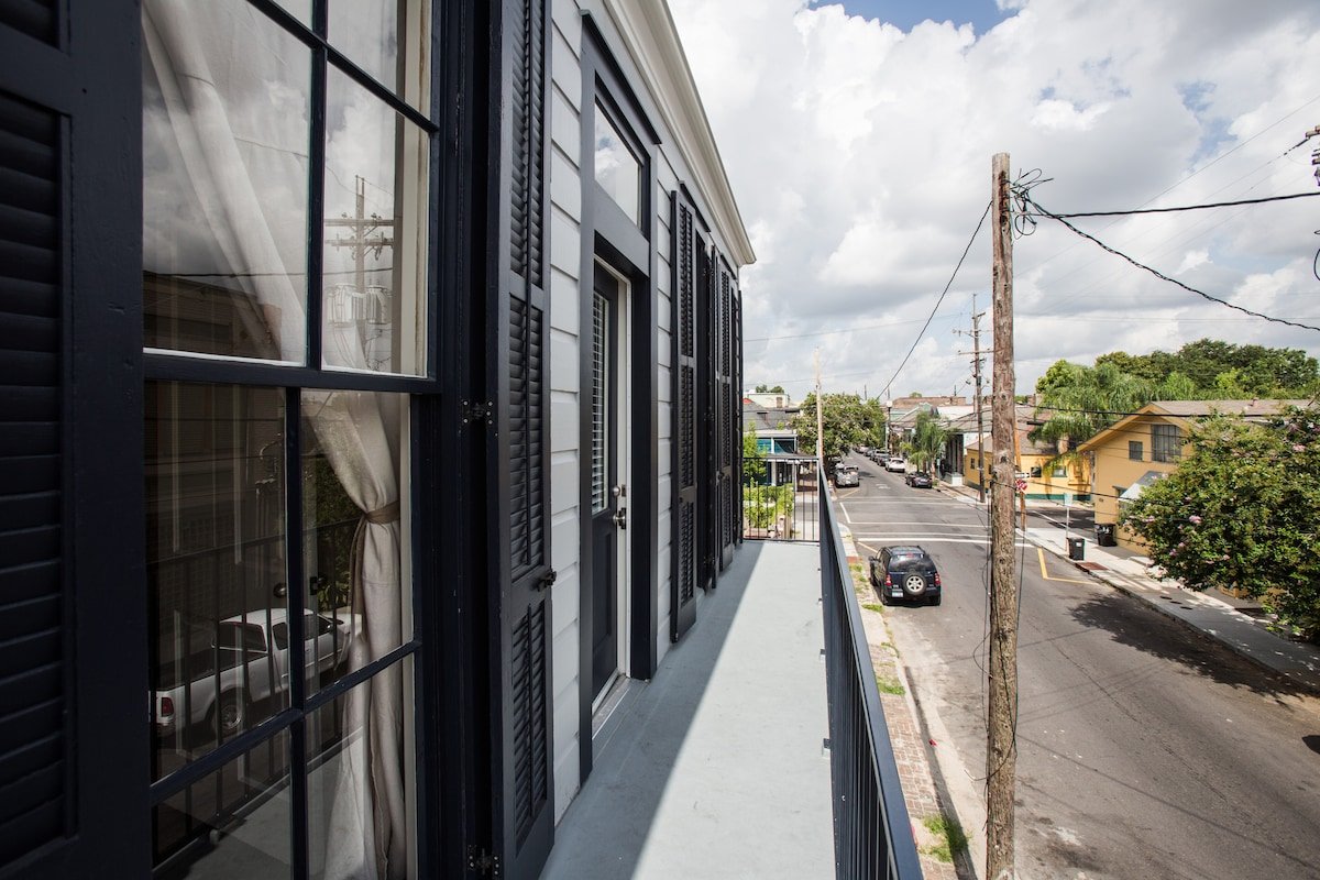 Balcony & Beautiful French Quarter 2 gallery image 3