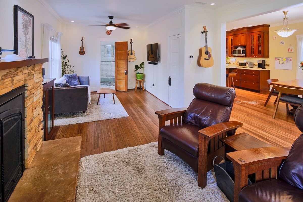 Gorgeous Bungalow with Hot Tub close to Downtown gallery image 5