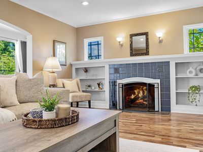 Queen Anne Charm Near Tech Hubs & Entertainment