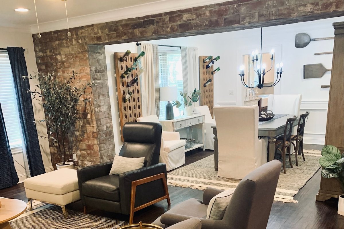 -*Downtown 4BR Spacious Cowtown Craftsman Home*- gallery image 5