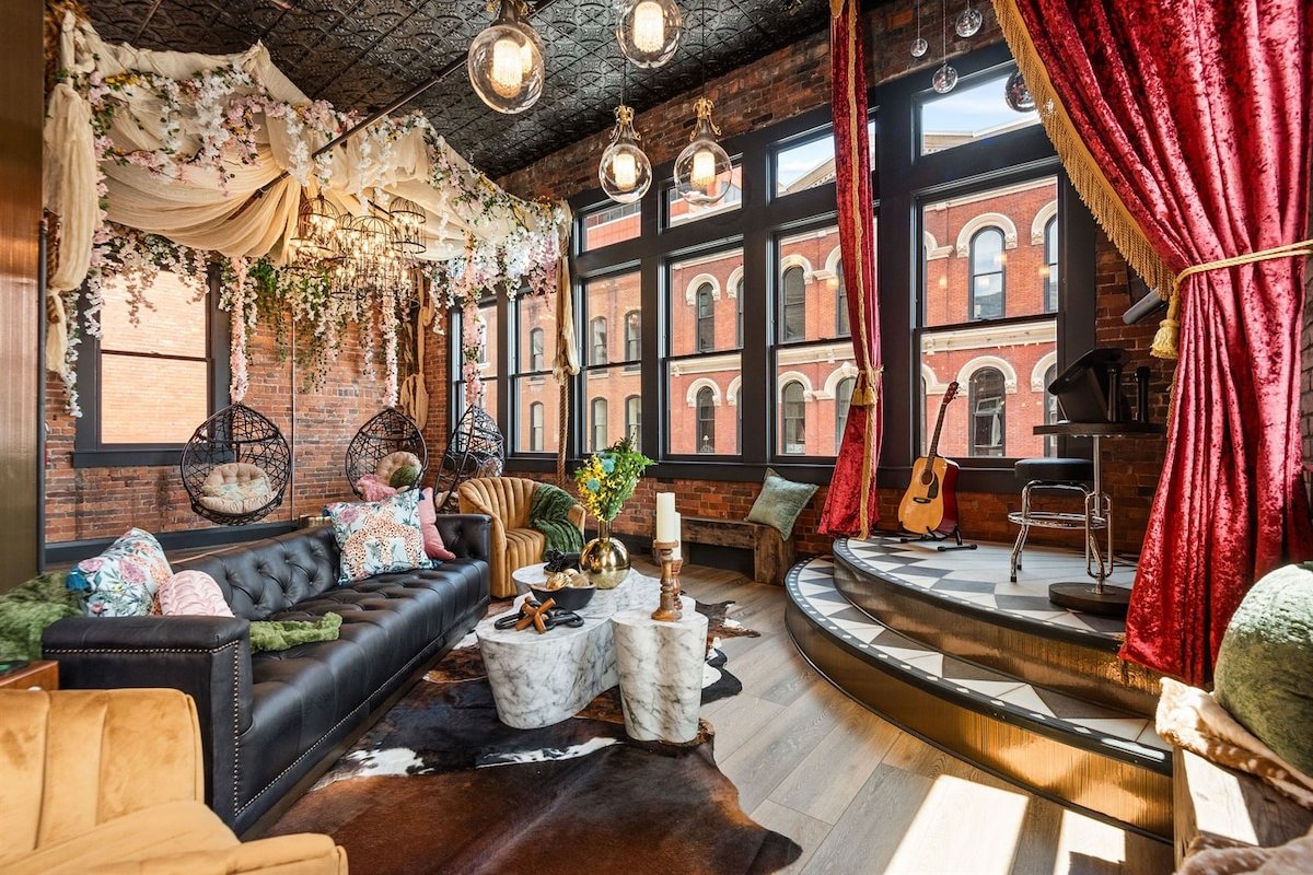 Penthouse loft w/ skyline views, bar & poker gallery image 2