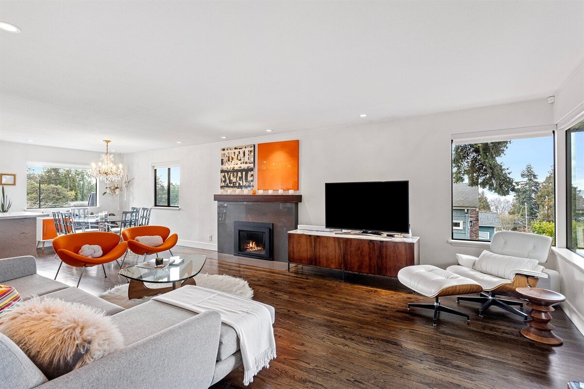 Mid-Mod Seattle Escape – Sauna + Special + FIFA gallery image 3