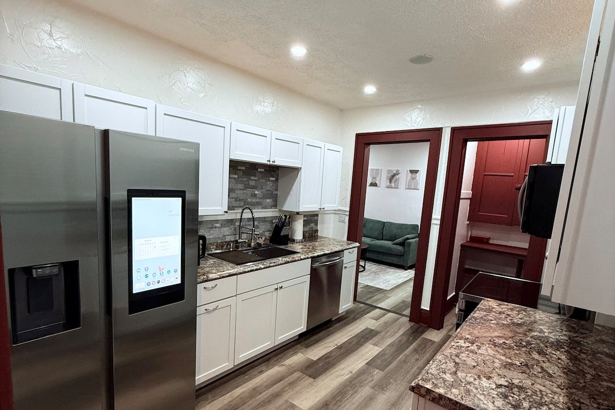 South Wedge 3BR—Your Urban Oasis! gallery image 4