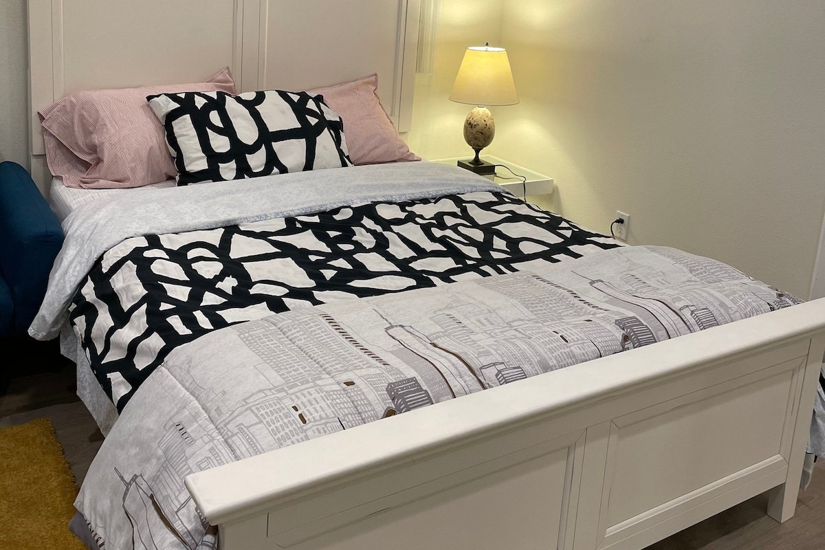 Easy commute! Nice 2 houses 4br 3bath/Parking! gallery image 3