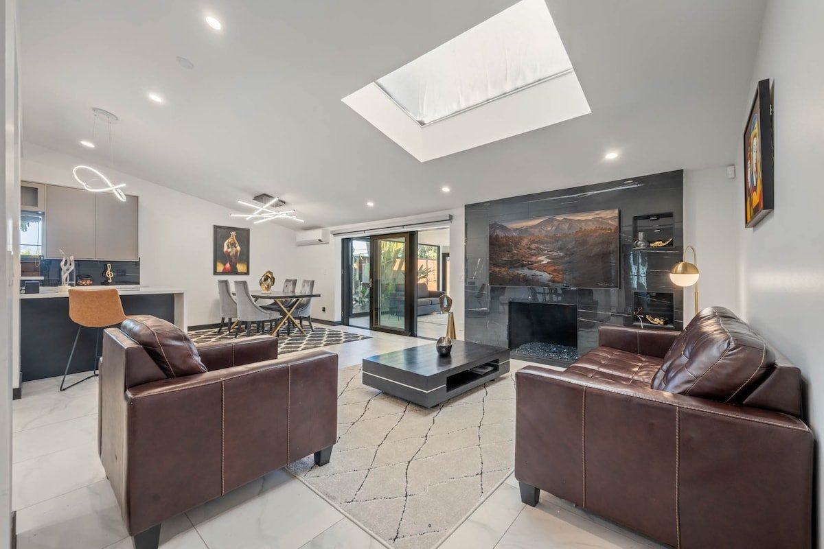 165-Gated Private Modern Oasis Pool-Lawn & Sunroom gallery image 5