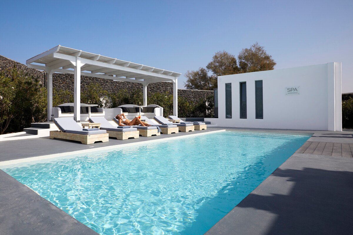 Serenity Villa with caldera view & heated pool gallery image 4