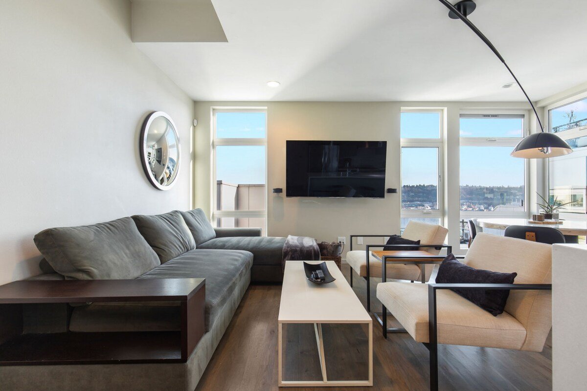 Stunning Queen Anne Hill Haven-Rooftop Lake Views! gallery image 4