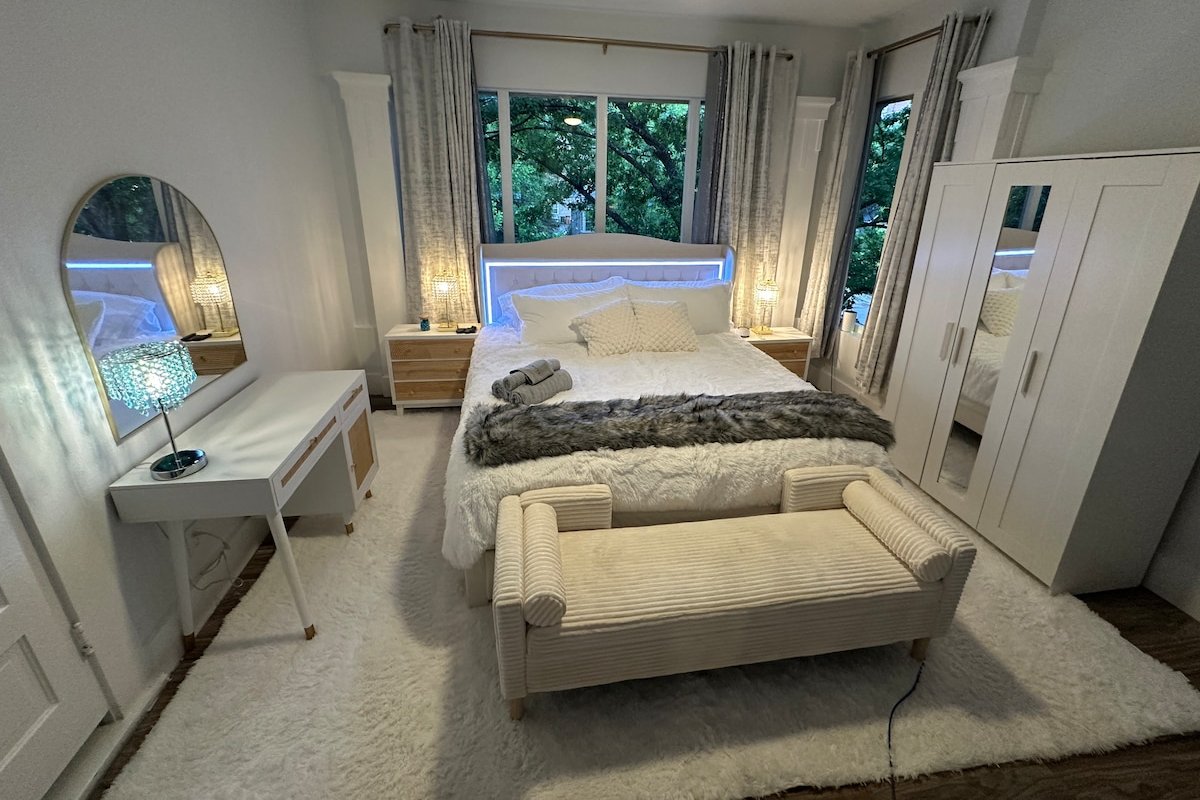 Walk to UT|100″ TV|Massage Chair|King Beds|Themes gallery image 2