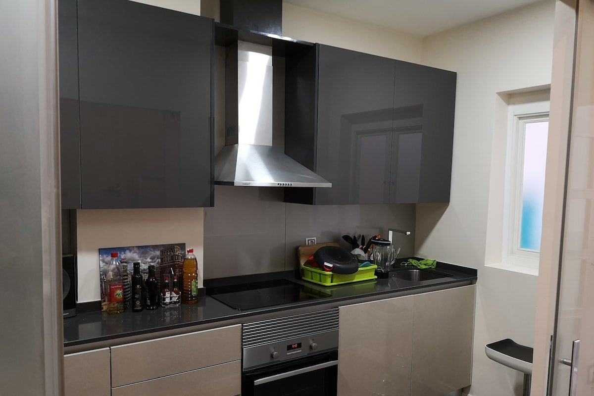 Room and living with bath and kitchen in Malasaña gallery image 4