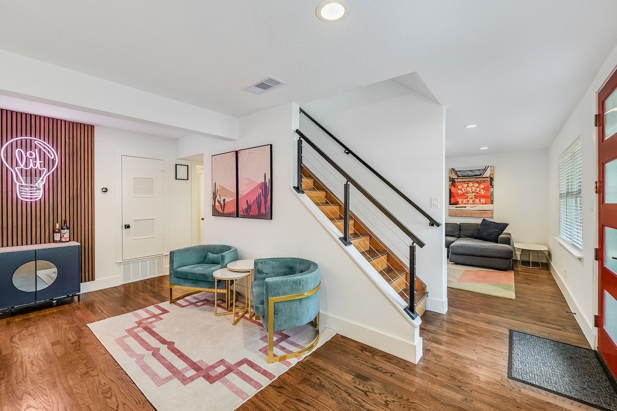 9 Beds | SoCo, Rainey, SXSW, UT and St. Edwards U. gallery image 2