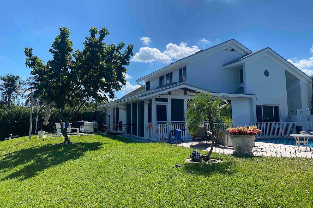 LakeFront – Home Near Casino w private pool gallery image 4