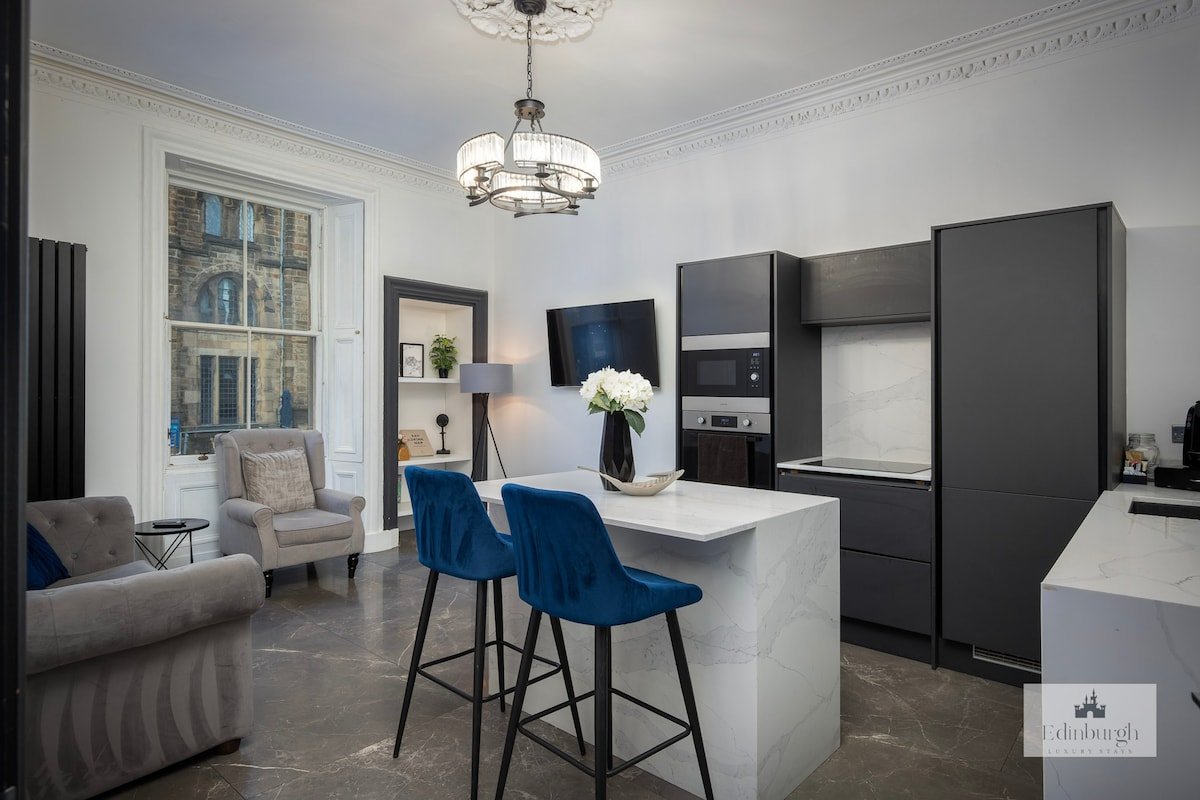 Luxury Apartment by the Castle (2Bedroom) gallery image 2