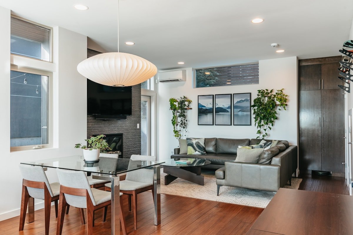 Urban Oasis with Hot Tub and Sauna gallery image 2