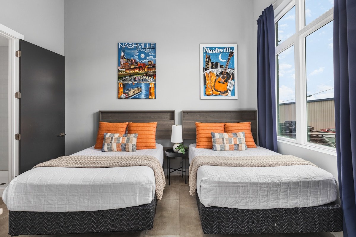 Rooftop Deck & Garage, 2 miles Downtown Broadway gallery image 5