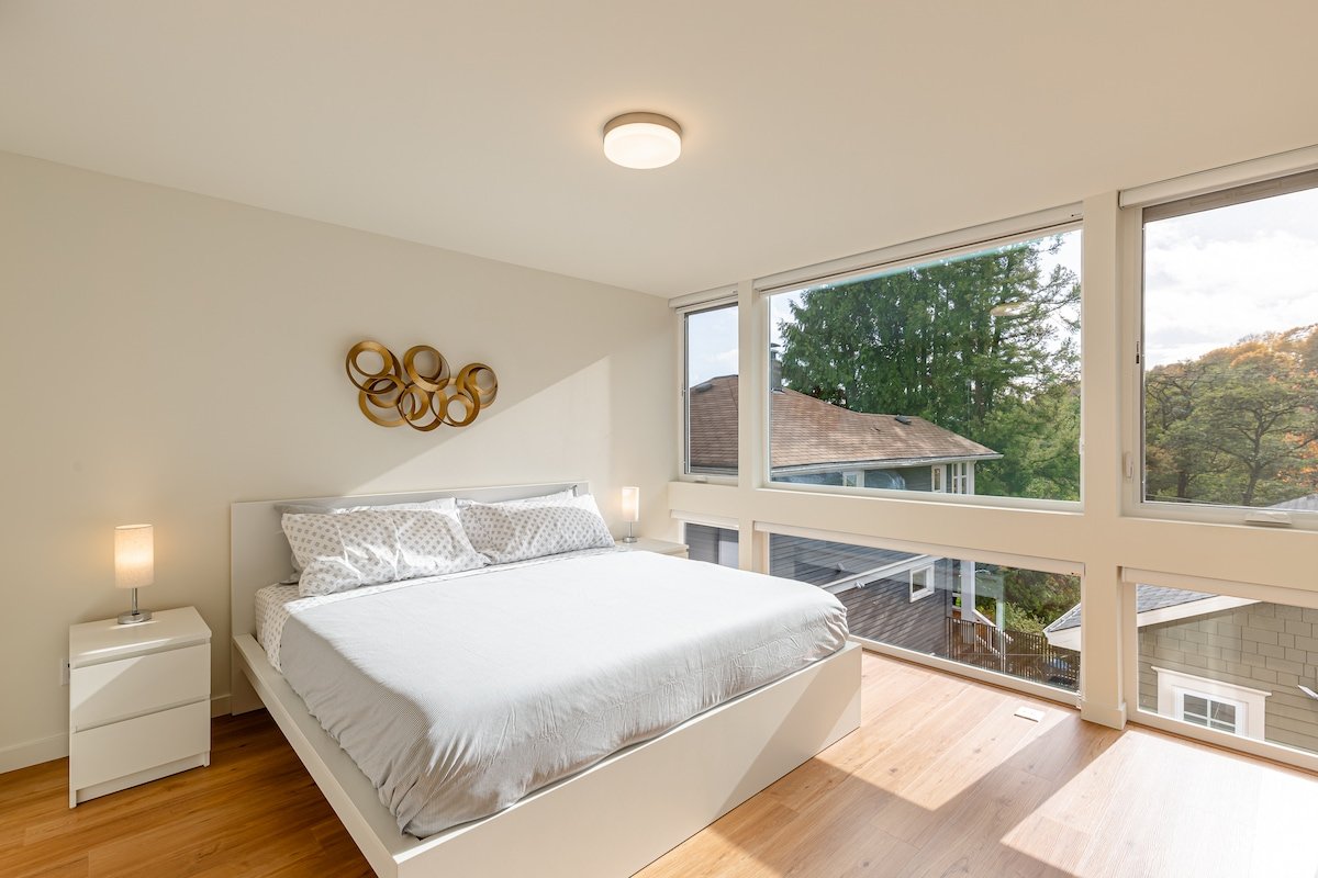 Sunny Modern Masterpiece with EV Charging and A/C gallery image 4