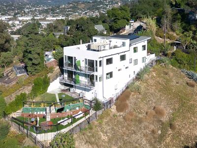 Luxury hilltop retreat, majestic views and hot tub