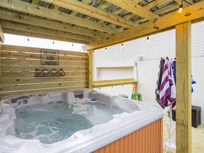 Super Cute 4 bed/2 bath home with Hot Tub/Fire Pit