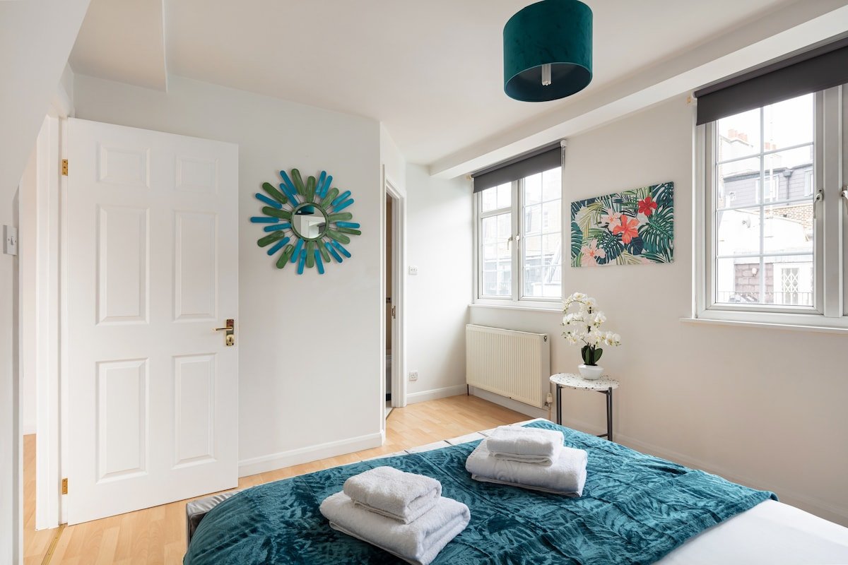 – Centrally Located TownHouse on a Quiet Mews – gallery image 3