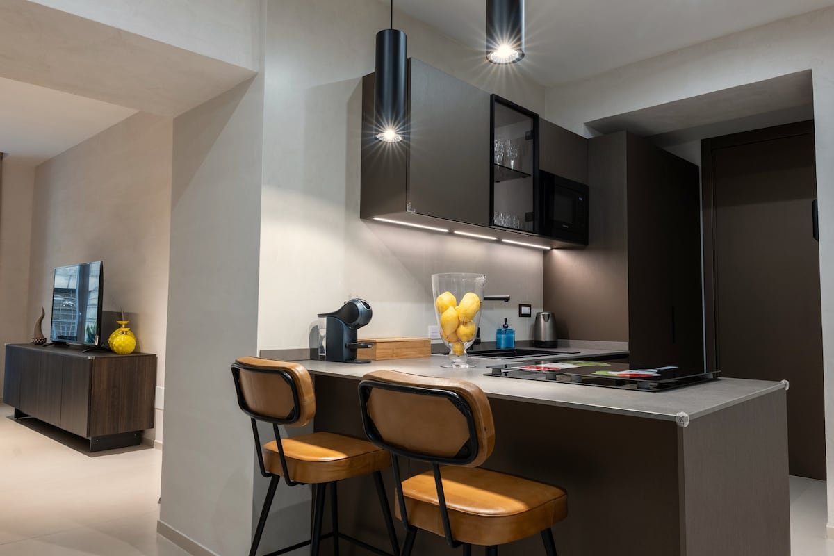 deluxe apartment (airbnb & vrbo) gallery image 5