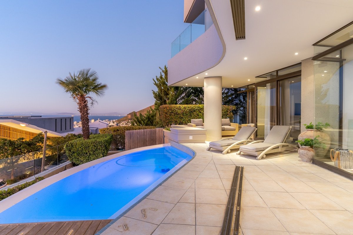 Villa In The Clouds! Fresnaye, Cape Town. gallery image 2