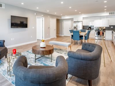 Hollywood Spacious Condo