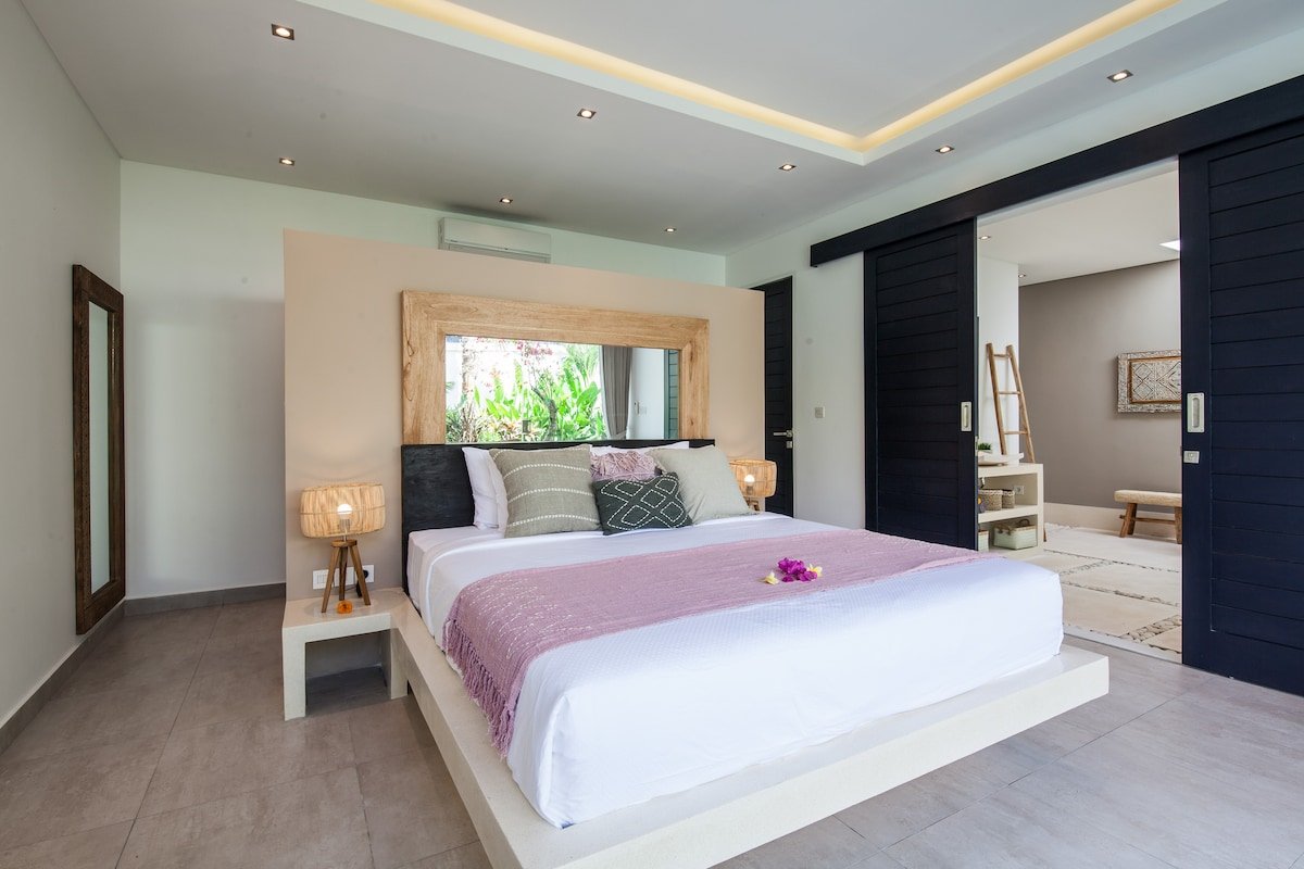 Luxury private villa walking distance to the Beach gallery image 2