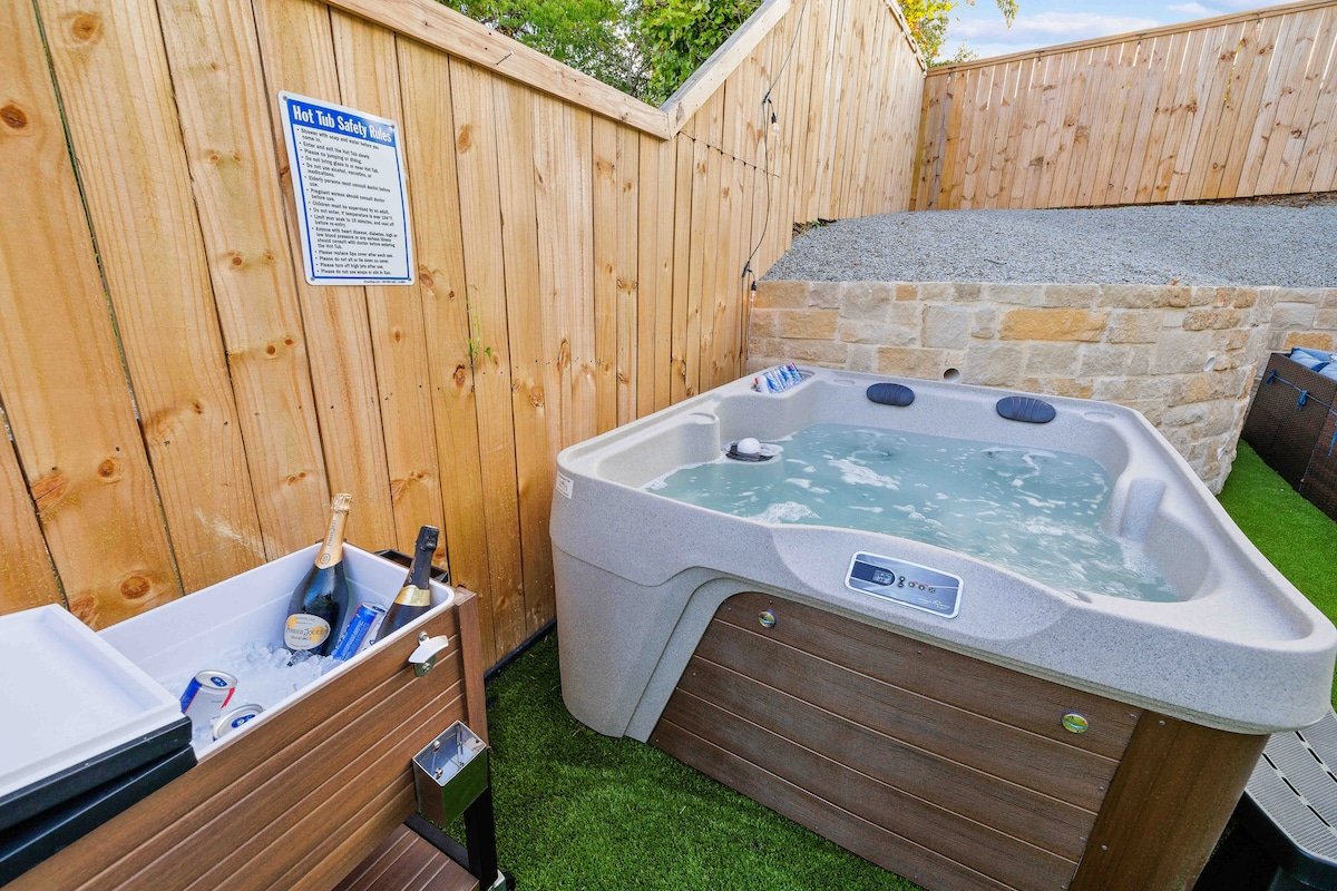 Retroland! | Hot Tub + Pool | Arcade | 7 min Dtown gallery image 5