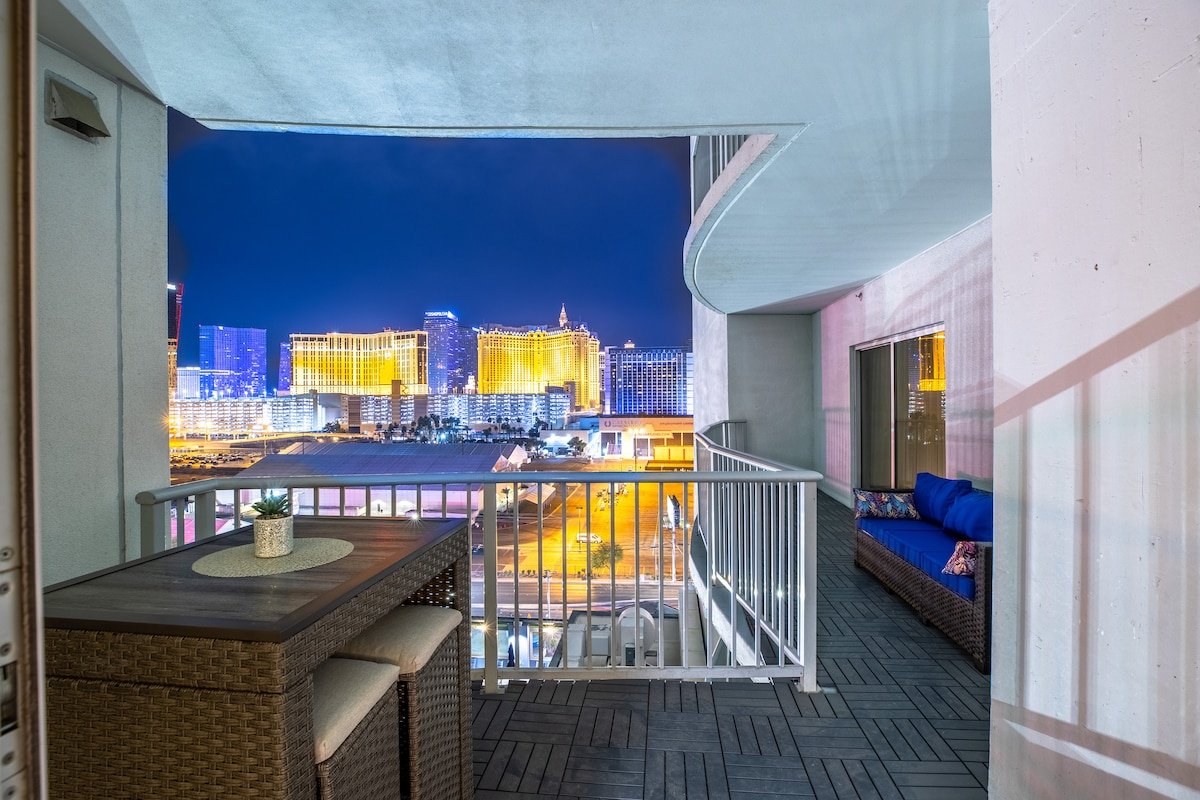 2100 SqFt Penthouse Suite : Strip Views! POOL GYM gallery image 2