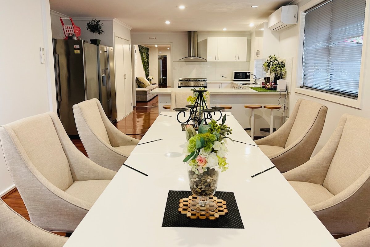 D130 The Link Fantasy Place 6 bedrooms sleeps 15 gallery image 2