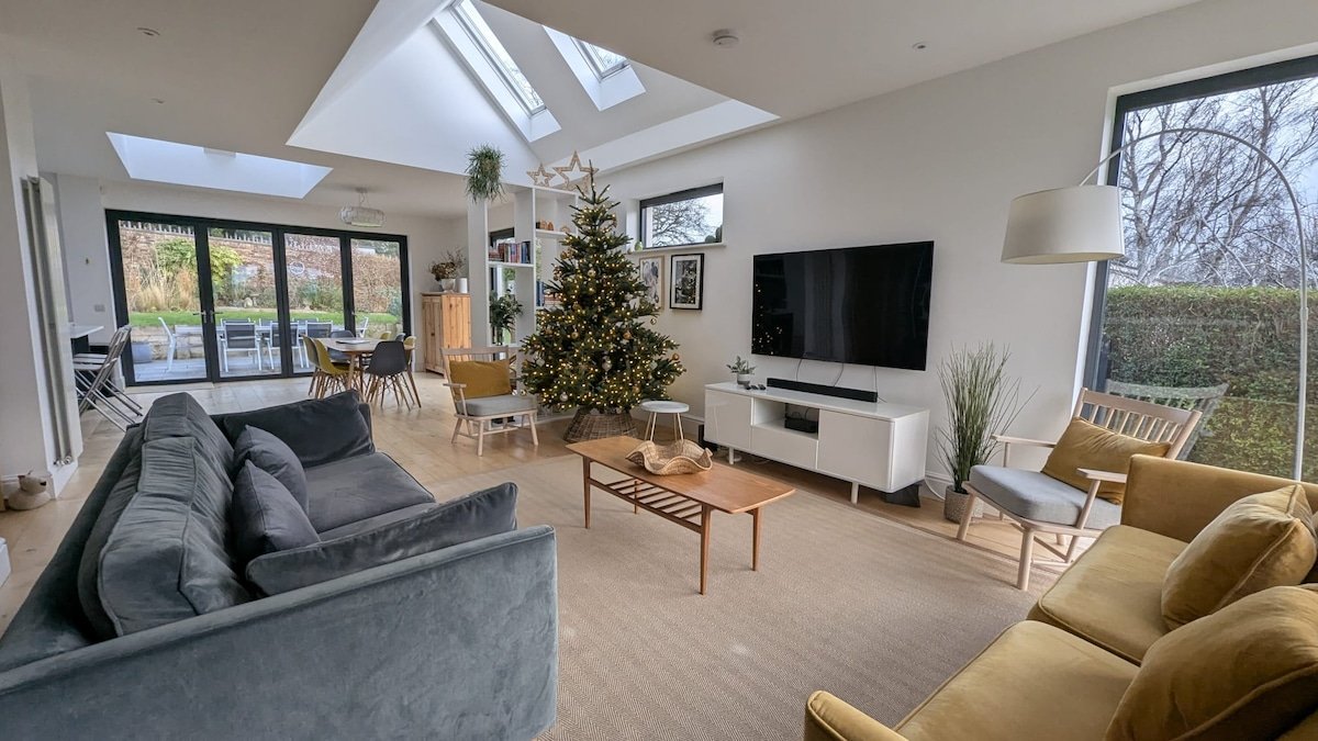 Kaimes Bright Garden Getaway gallery image 2