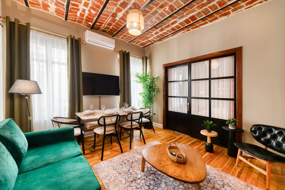 Magnificent, renovated historic Apt. -4BD-3 Bath