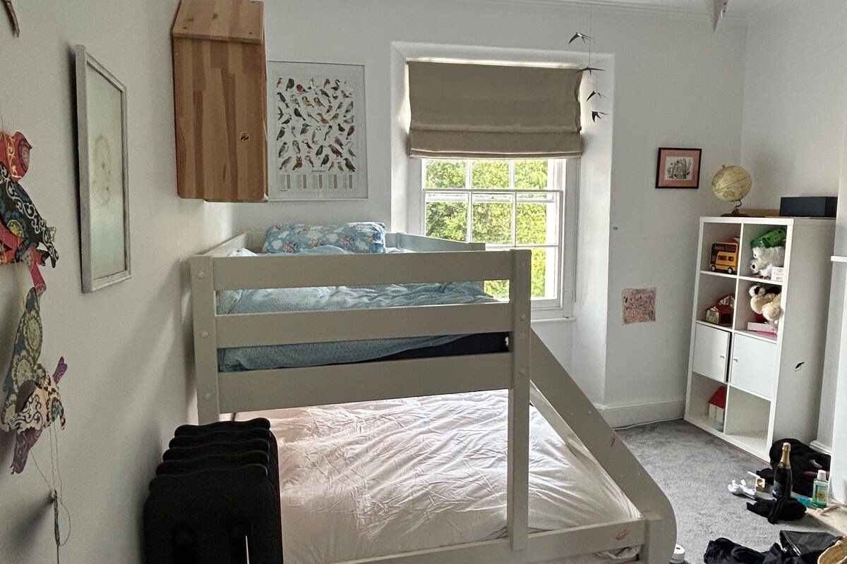 Family house in Cotham with 2 cats & free parking gallery image 5