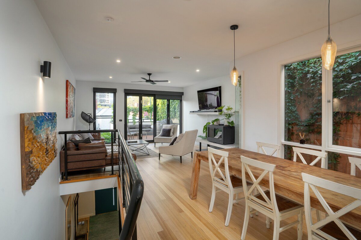 Light filled 3 Bed Townhouse, w/ the city backdrop gallery image 3