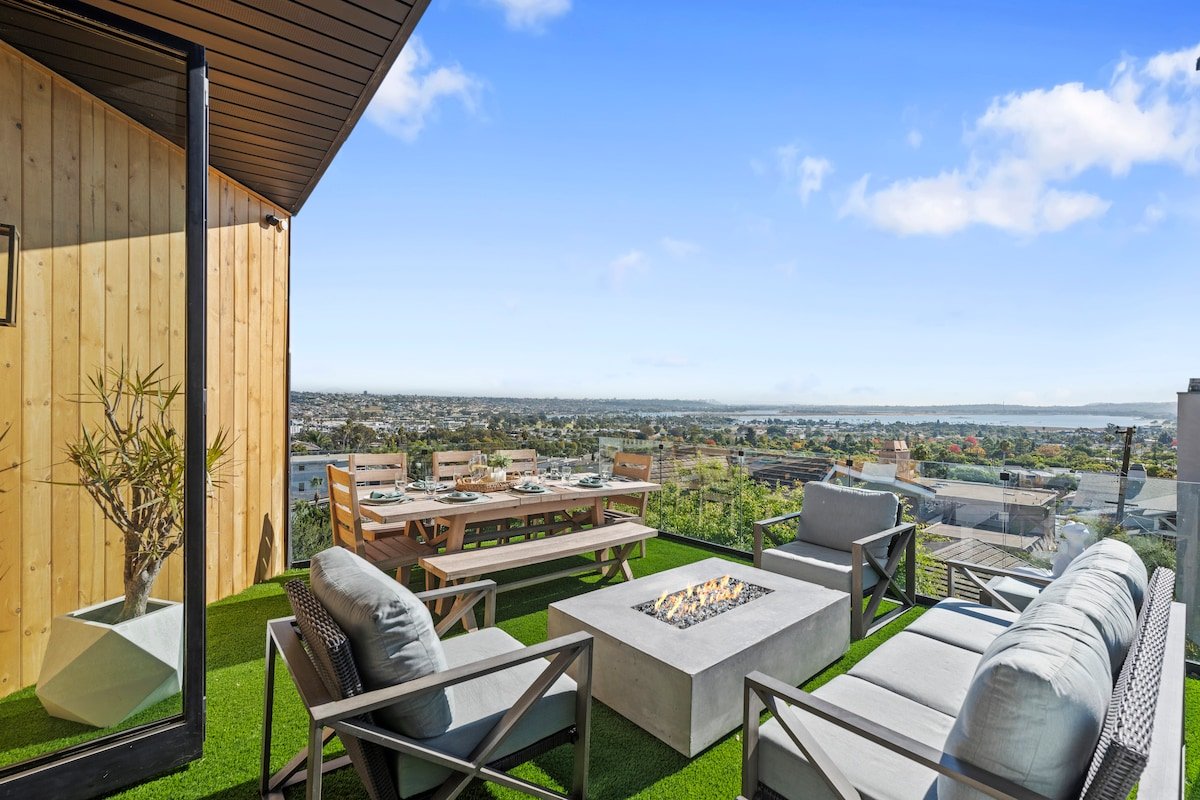 Brand New Luxury Villa | Breathtaking Water Views gallery image 3